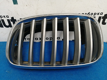 Пример детали Решетка радиатора левая (51317157687); BMW Х5 II (E70) (2007-2010), II (E70) рест. (2010-2013), Х6 I (E71) (2007-2012) /AA034175/ БУ; Оригинал; Р1, Мелкий дефект; 
