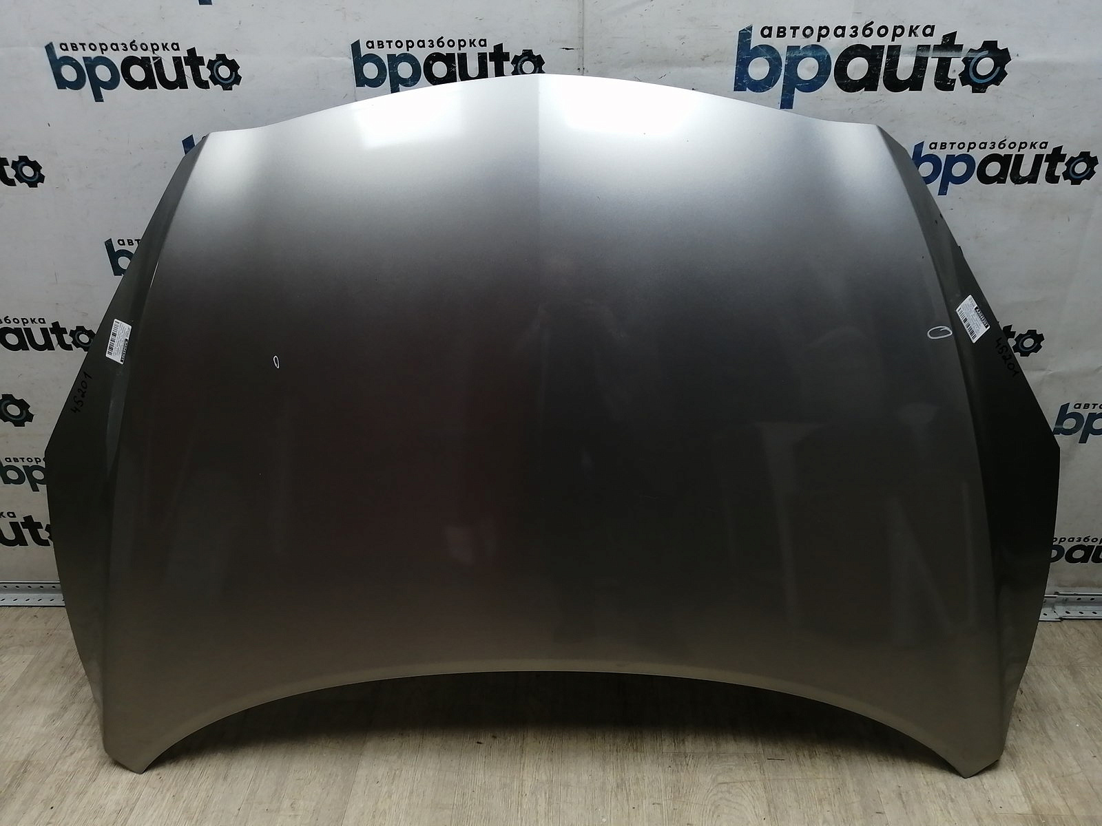 Пример детали Капот (BBY45231XC); Mazda 3 II (BL) Sedan (2009-2011), II (BL) рест. Sedan (2011-2013), II (BL) HB (2009-2011), II (BL) рест. HB (2011-2013) /AA045201/ БУ; Оригинал; Р1, Мелкий дефект;