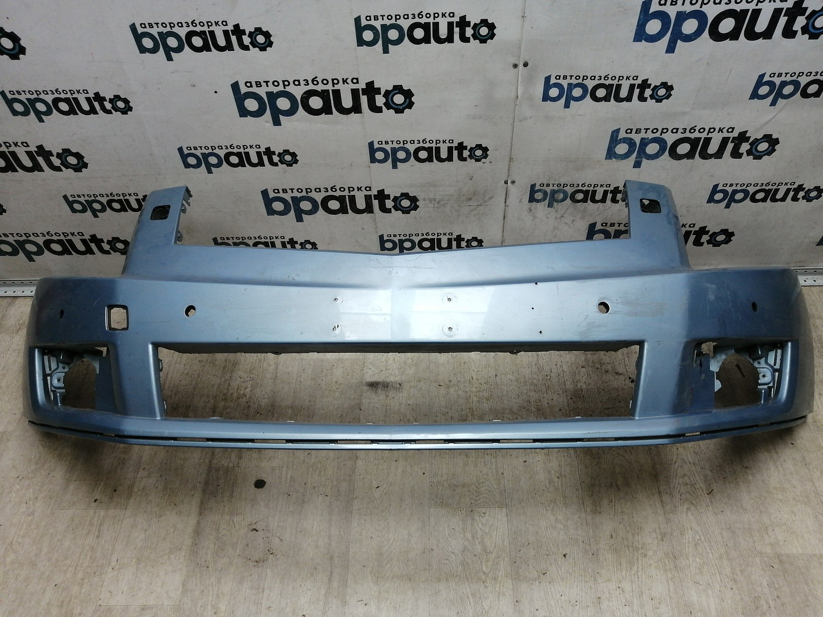 Пример детали Бампер передний; под паркт.; под омыват. (20845711); Cadillac SRX II (2009-2012), II рест. (2012-2016) /AA045434/ БУ; Оригинал; Р1, Мелкий дефект; 