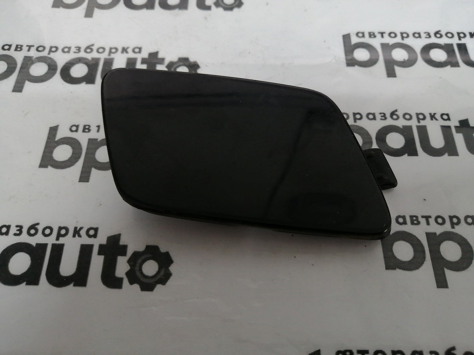 Пример детали Заглушка буксир. крюка переднего бампера (4K0807241); Audi A6 V (C8) Wagon (2018-2023), V (C8) Sedan (2018-2023) /AA045952/ БУ; Оригинал; Р1, Мелкий дефект; 