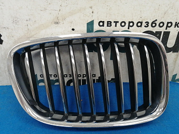 Пример детали Решетка радиатора правая (51137200170); BMW 5 серия VI GT (F07) (2009-2013) /AA034160/ БУ; Оригинал; Р1, Мелкий дефект; 