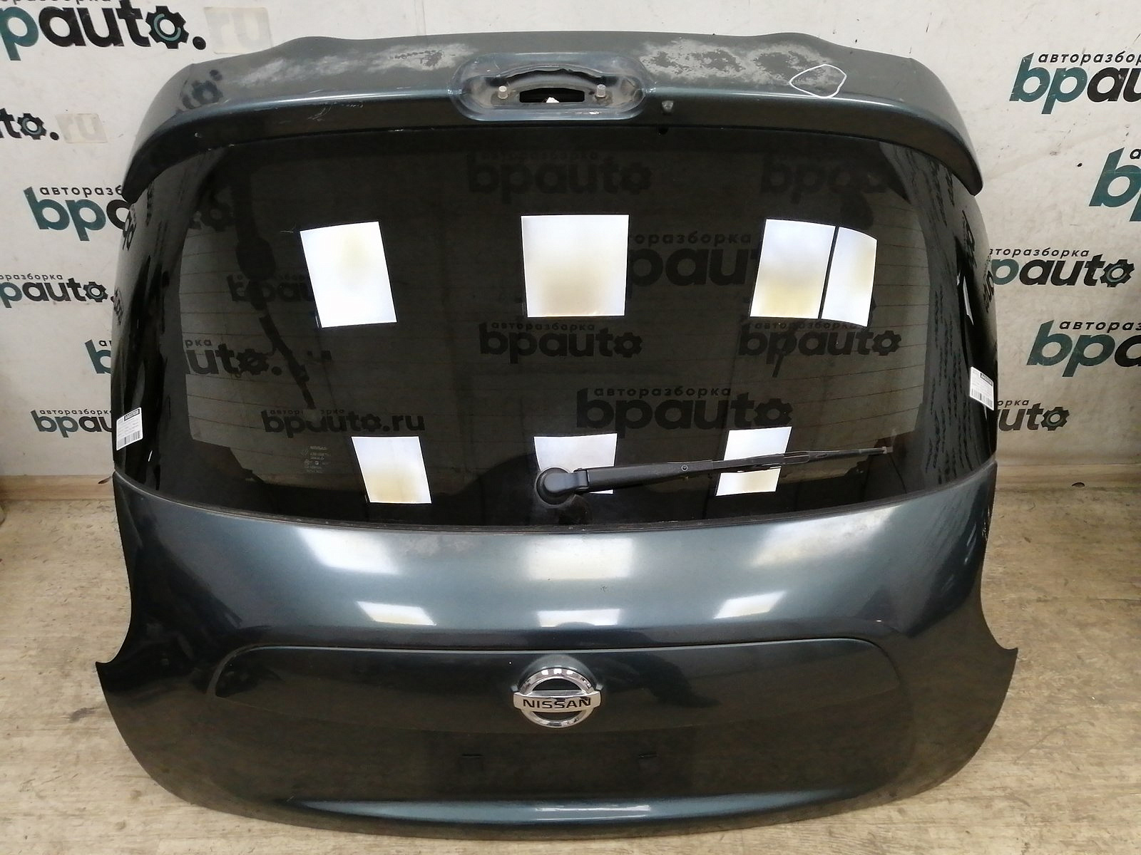 Пример детали Крышка багажника (K0100-1KAAD); Nissan Juke I (2010-2014), I рест. (2014-2019) /AA037038/ БУ; Оригинал; Р1, Мелкий дефект; 