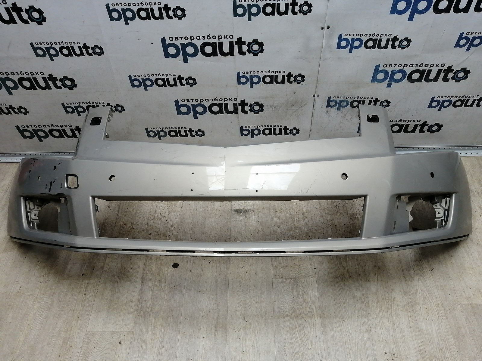 Пример детали Бампер передний; под паркт.; под омыват. (20845711); Cadillac SRX II (2009-2012), II рест. (2012-2016) /AA045435/ БУ; Оригинал; Р1, Мелкий дефект; 