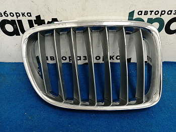 Фотография детали AA034178; Решетка радиатора правая (51112993308) для BMW Х1 E84/БУ; Оригинал; Р2, Удовлетворительное; . Фото номер 1