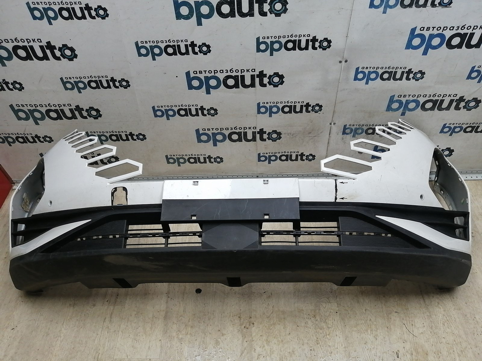 Пример детали Бампер передний; под паркт.; без омыват. (602002155AA); Omoda C5 (2022- н.в.) /AA045869/ БУ; Оригинал; Р1, Мелкий дефект; 