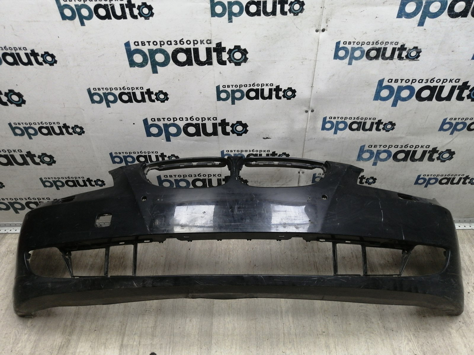 Пример детали Бампер передний; под паркт.; под омыват. (51117178068); BMW 5 серия V Sedan (Е60) рест. (2007-2010), V Wagon (Е61) рест. (2007-2010) /AA045935/ БУ; Оригинал; Р1, Мелкий дефект; 