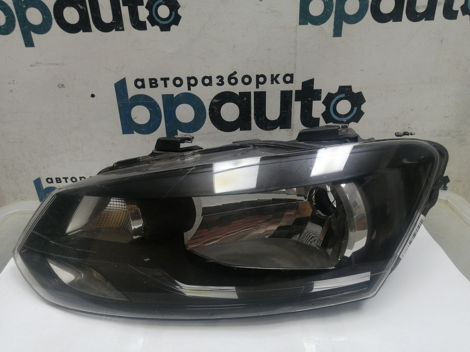 Фотография детали AA046034; Фара галоген левая (6RU941015) для Volkswagen Polo V Sedan (2010-2014)/БУ; Оригинал; Р1, Мелкий дефект; . Фото номер 1