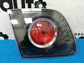 Фотография детали AA021259; Фонарь левый в крышку багажника, черный отражатель (BN9B513G0) для Mazda 3 BK/БУ; Оригинал; Р2, Удовлетворительное; . Фото номер 1
