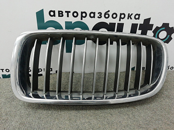 Пример детали Решетка радиатора левая (51137255411); BMW 3 серия VI Sedan (F30) (2011-2016), VI Wagon (F31) (2012-2016) /AA004477/ БУ; Оригинал; Р0, Хорошее; 