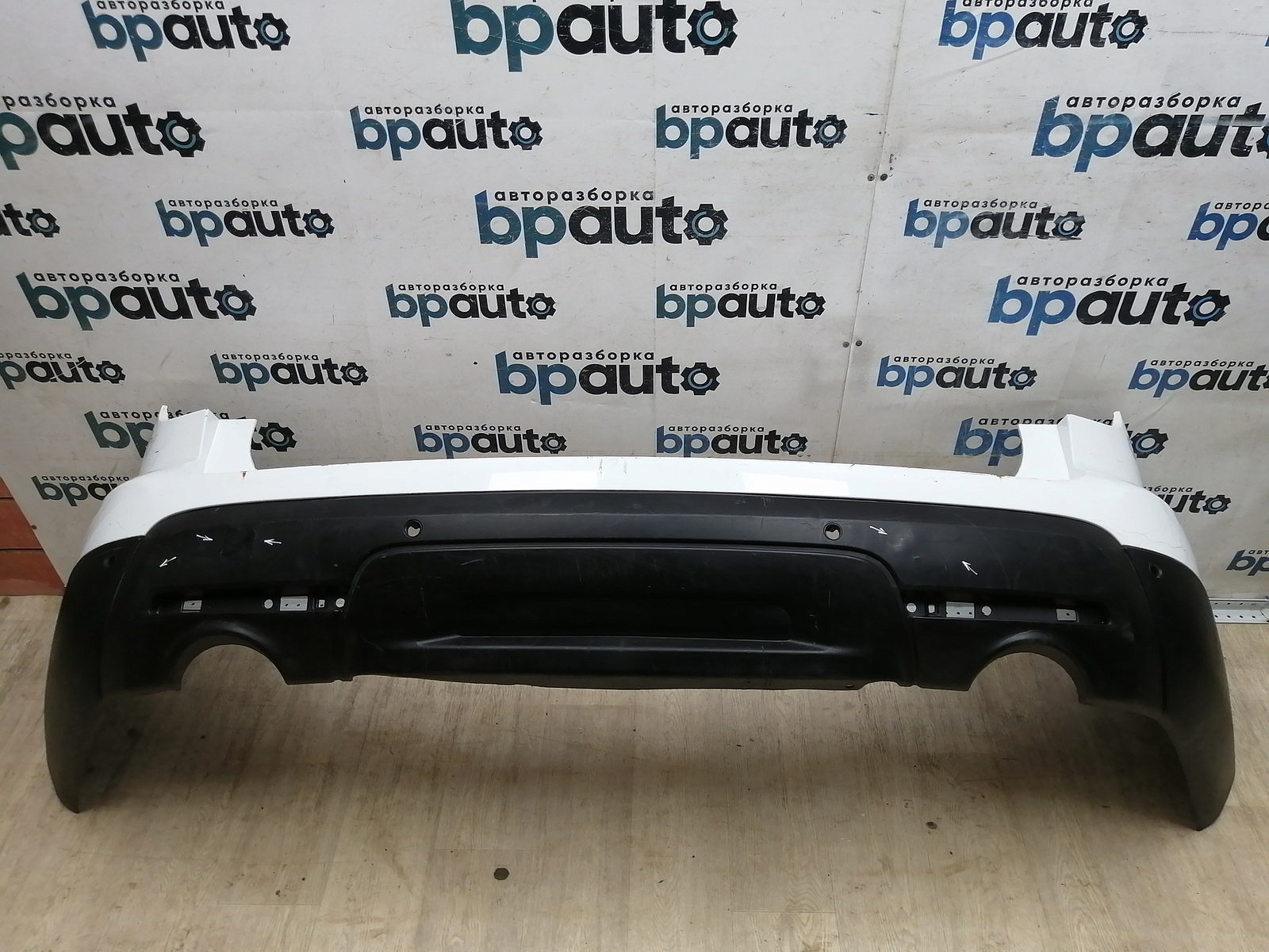 Пример детали Бампер задний; под паркт. (BB53-17D781-A); Ford Explorer V (2011-2015) /AA045217/ БУ; Оригинал; Р1, Мелкий дефект; 