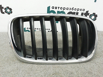 Фотография детали AA004524; Решетка радиатора правая (51317157688) для BMW/БУ; Оригинал; Р1, Мелкий дефект; . Фото номер 1