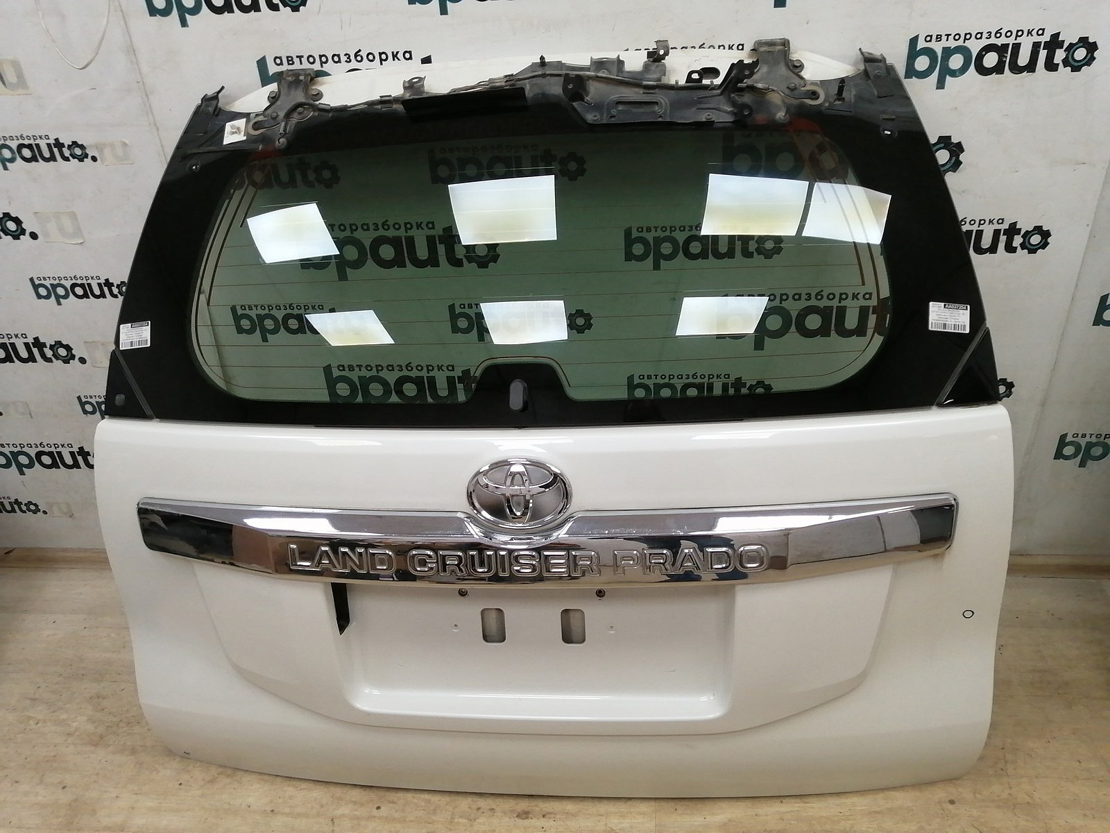 Пример детали Крышка багажника (67005-60F90); Toyota Land Cruiser Prado 150 рест. (2013 — 2017) /AA037254/ БУ; Оригинал; Р0, Хорошее; (070) Белый перламутр 3х. сл.