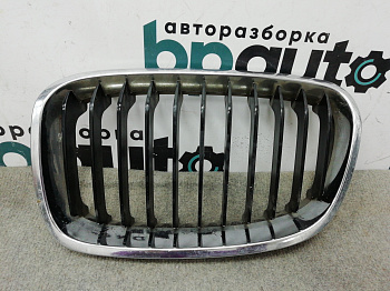 Фотография детали AA006793; Решетка радиатора левая (51137262119) для BMW 1 серия F21 F20/БУ; Оригинал; Р2, Удовлетворительное; . Фото номер 1