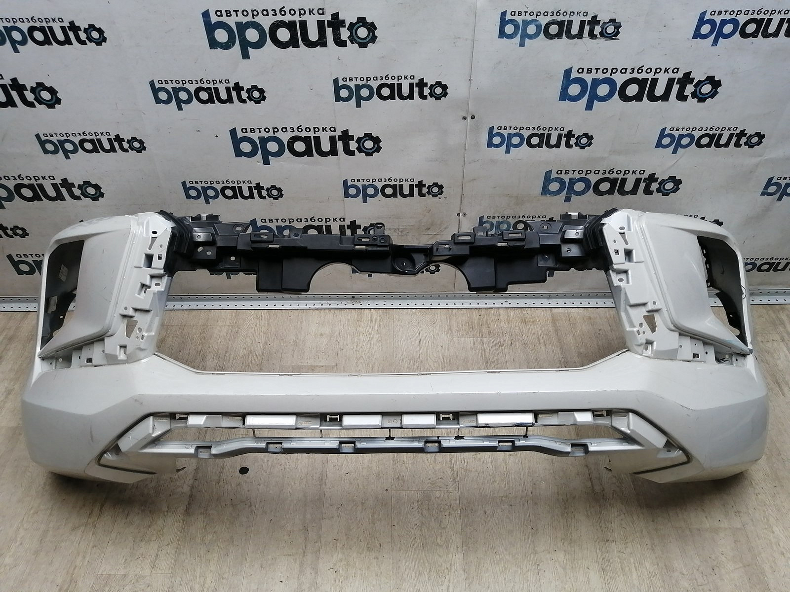 Фотография детали AA045834; Бампер передний; без паркт.; без омыват. (6400J511ZZ) для Mitsubishi Pajero Sport III рест. (2019-н.в.)/БУ; Оригинал; Р2, Удовлетворительное; . Фото номер 1