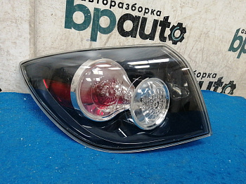 Фотография детали AA035405; Фонарь левый в крыло, черный отражатель (BR5S-51-180C) для Mazda 3 BK/БУ; Оригинал; Р2, Удовлетворительное; . Фото номер 1
