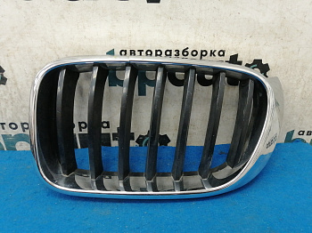 Фотография детали AA032305; Решетка радиатора левая (51117338571) для BMW Х3 II (F25)  рест. (2014-2017)/БУ; Оригинал; Р2, Удовлетворительное; . Фото номер 1