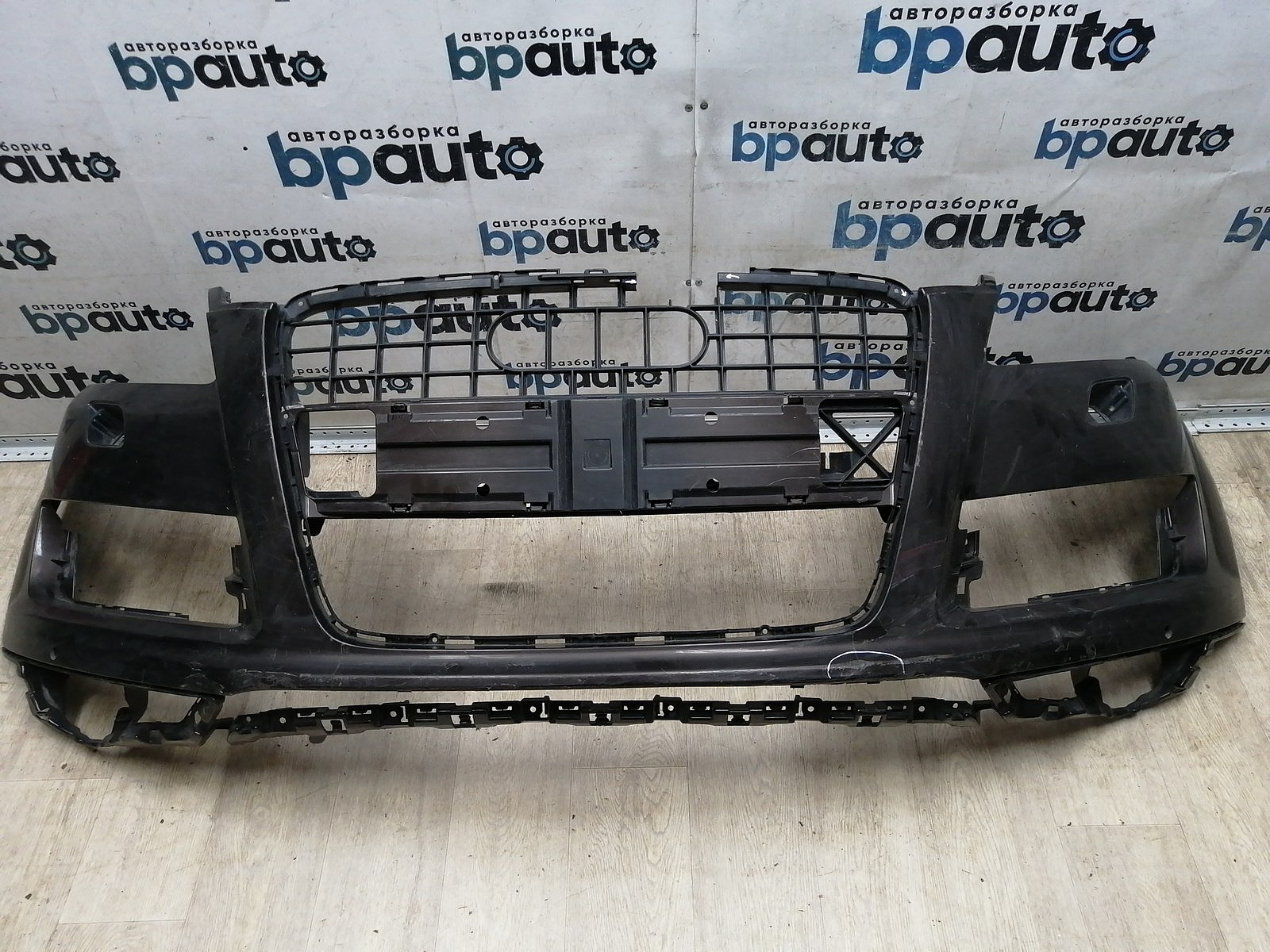 Пример детали Бампер передний; под паркт.; под омыват. (4L0 807 437 H); Audi Q7 I рест. (2010-2015) /AA045518/ БУ; Оригинал; Р1, Мелкий дефект; 