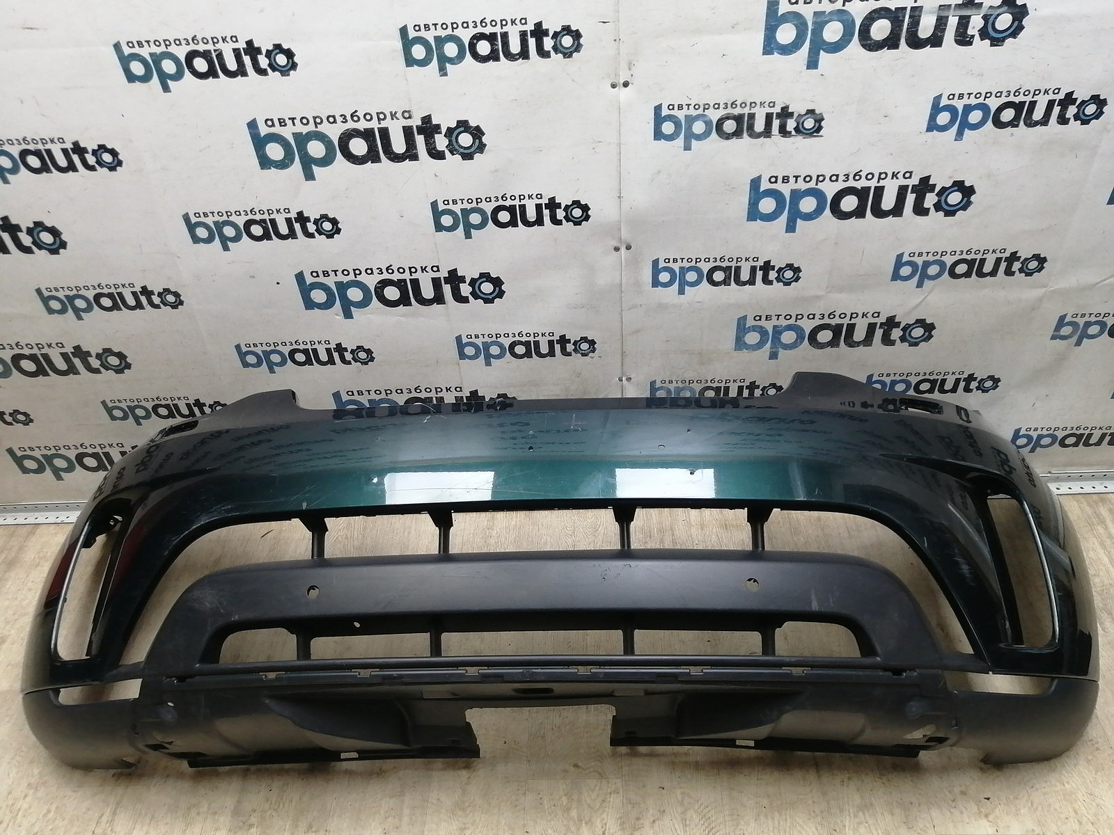 Пример детали Бампер передний; под паркт.; под омыват. (HY32-17F003-AAW); Land Rover Discovery V L462 (2017 - 2020) /AA045868/ БУ; Оригинал; Р1, Мелкий дефект; ДхШхВ 2,05х0,65х0,68; 