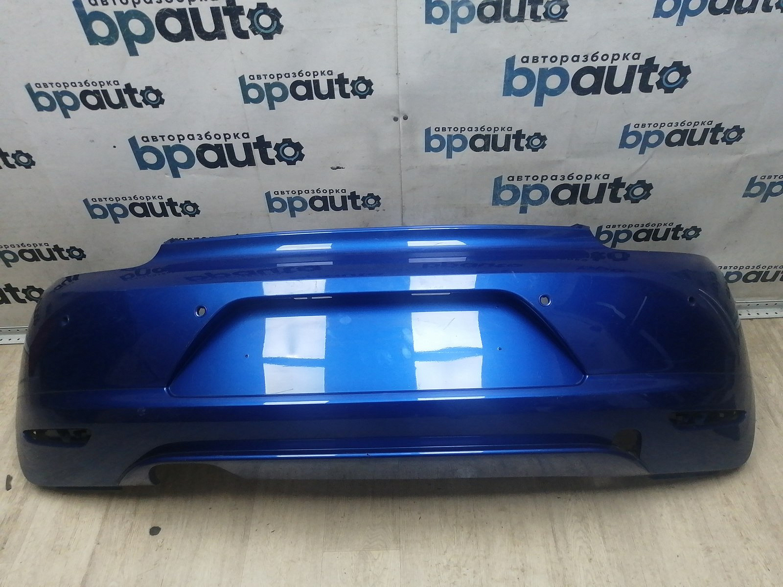Пример детали Бампер задний; под паркт. (1K8807421M); Volkswagen Scirocco (2009 - 2014) /AA046040/ БУ; Оригинал; Р1, Мелкий дефект; ДхШхВ 1,75х0,53х0,59; 