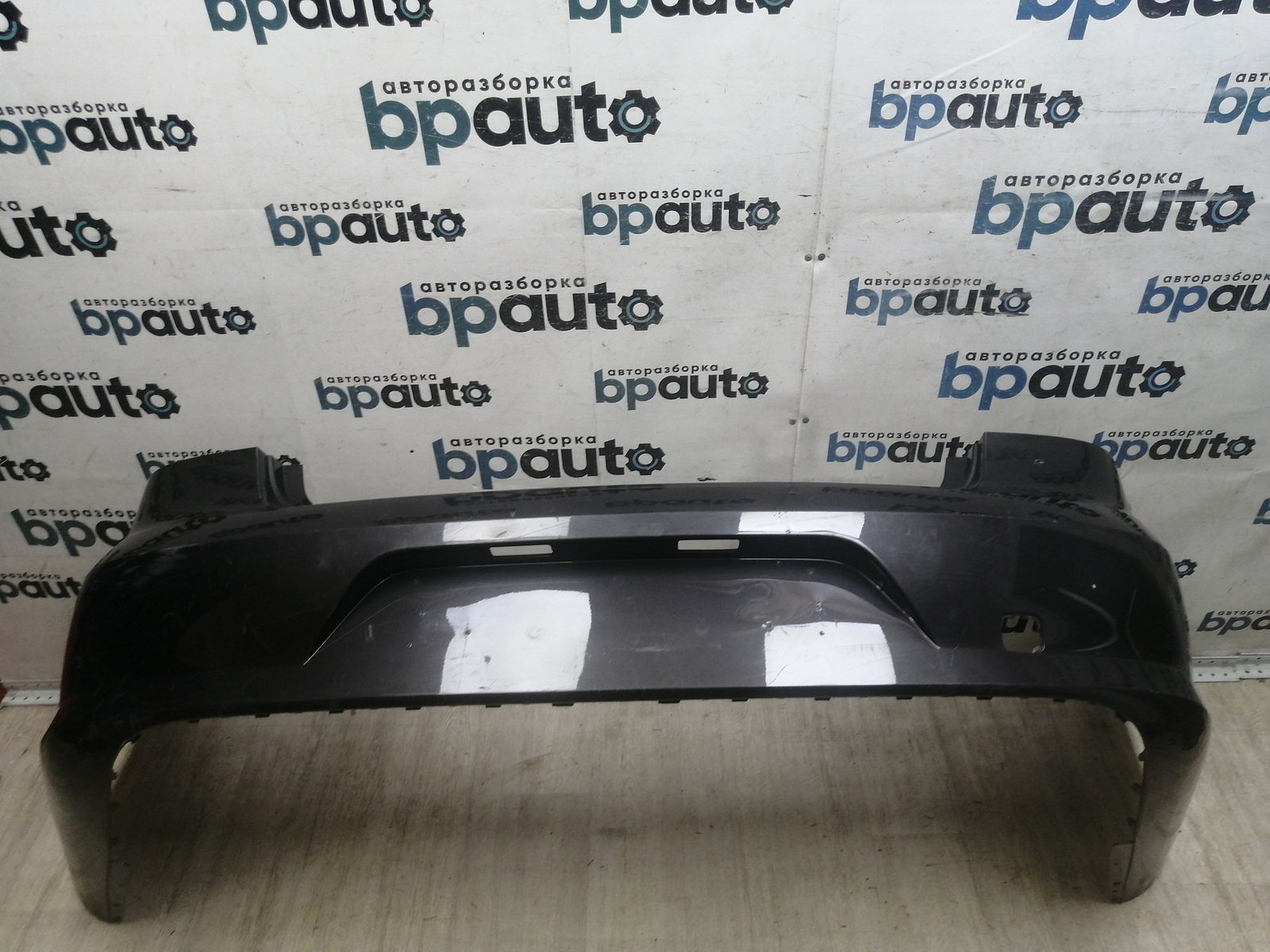 Пример детали Бампер задний, без молдинга; без паркт. (3AE807417); Volkswagen Passat B7 Sedan (2011- 2014) /AA046092/ БУ; Оригинал; Р1, Мелкий дефект; ДхШхВ 1,9х0,86х0,53; 