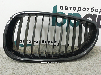Фотография детали AA004486; Решетка радиатора левая черная не хром. (51137027061) для BMW 5 серия Е60 Е61/БУ; Оригинал; Р1, Мелкий дефект; . Фото номер 1