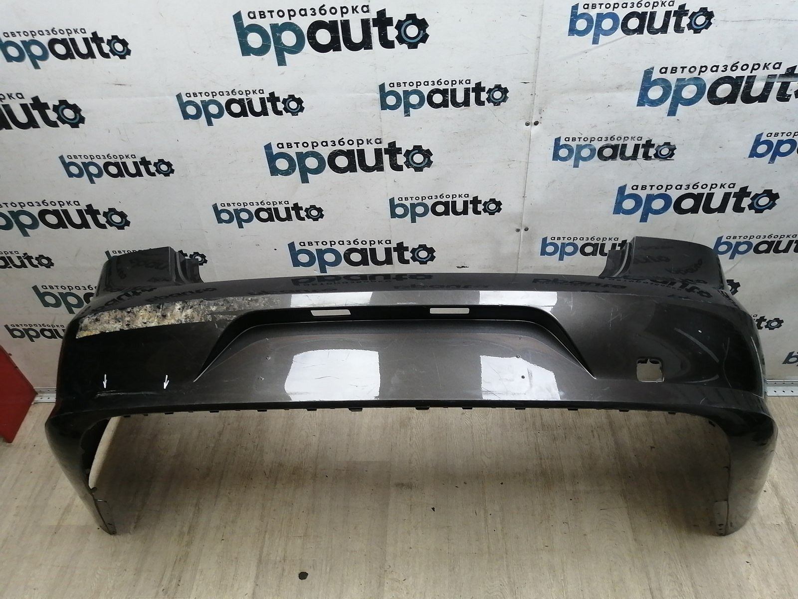 Пример детали Бампер задний, без молдинга; без паркт. (3AE807417); Volkswagen Passat B7 Sedan (2011- 2014) /AA046058/ БУ; Оригинал; Р1, Мелкий дефект; ДхШхВ 1,9х0,86х0,53; 