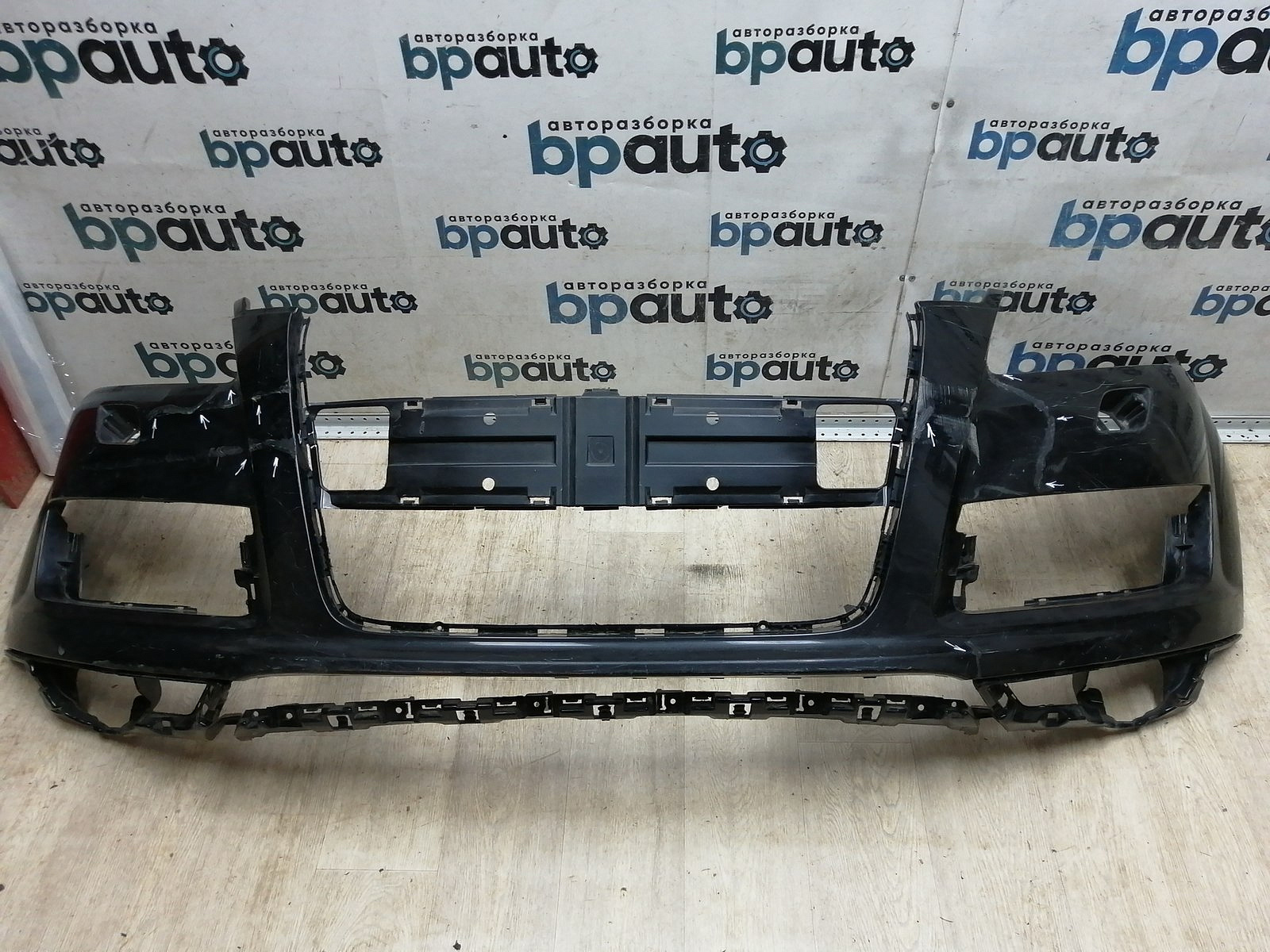 Пример детали Бампер передний; под паркт.; под омыват. (4L0 807 437 H); Audi Q7 I рест. (2010-2015) /AA045532/ БУ; Оригинал; Р2, Удовлетворительное; 