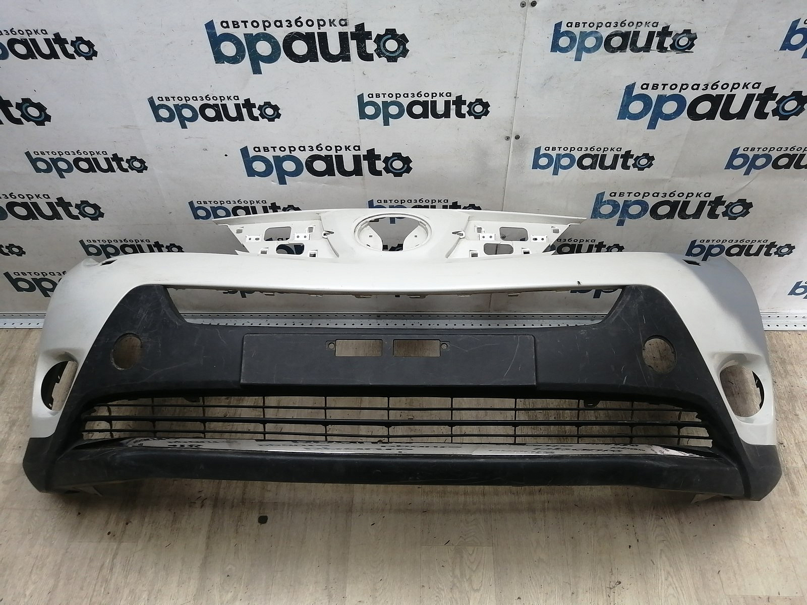 Пример детали Бампер передний; без паркт.; под омыват. (52119-4A904); Toyota Rav4 40 (2013 — 2015) /AA044525/ БУ; Оригинал; Р1, Мелкий дефект; 