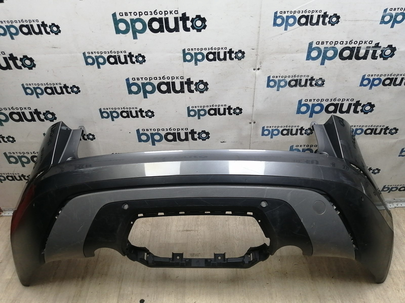 Пример детали Бампер задний; под паркт. (J8A2-17A958-AB); Land Rover Range Rover Velar L560 (2017 - 2023) /AA045900/ БУ; Оригинал; Р1, Мелкий дефект; 