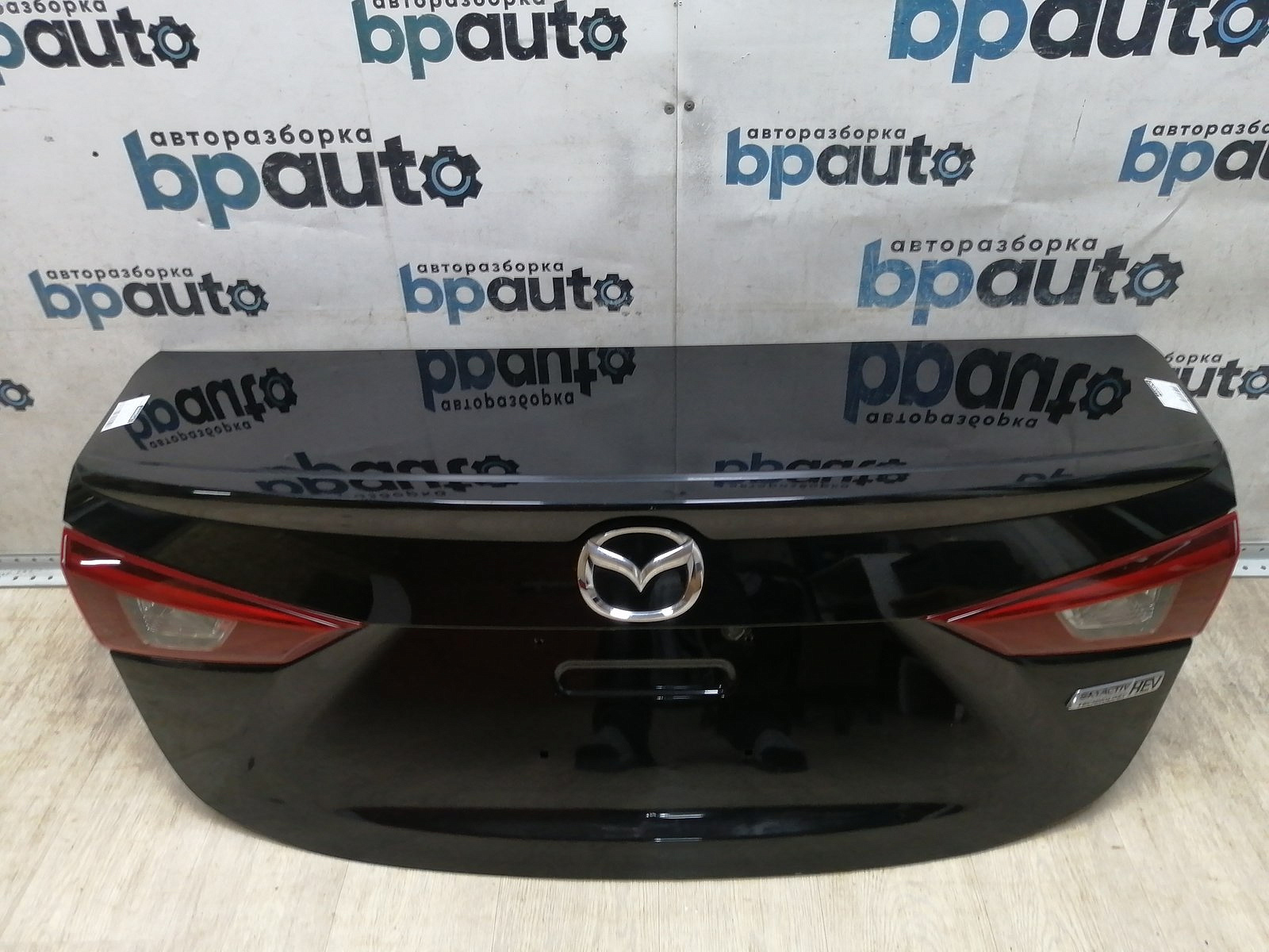 Пример детали Крышка багажника (BHY1-5261X); Mazda 3 III (BM) Sedan (2013-2016), III (BM) рест. Sedan (2016-2018) /AA045242/ БУ; Оригинал; Р0, Хорошее;