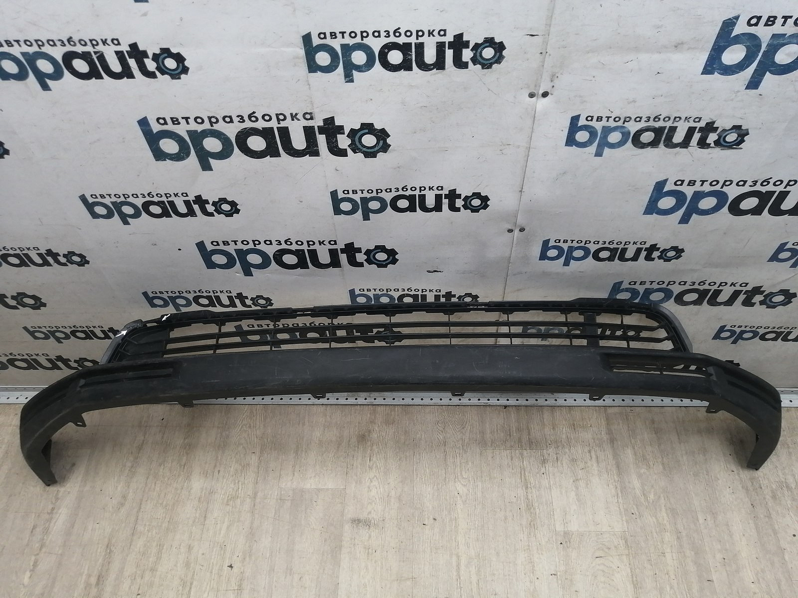 Пример детали Юбка переднего бампера (52129-0E010); Toyota Highlander III (2014 — 2016) /AA046002/ БУ; Оригинал; Р1, Мелкий дефект; 