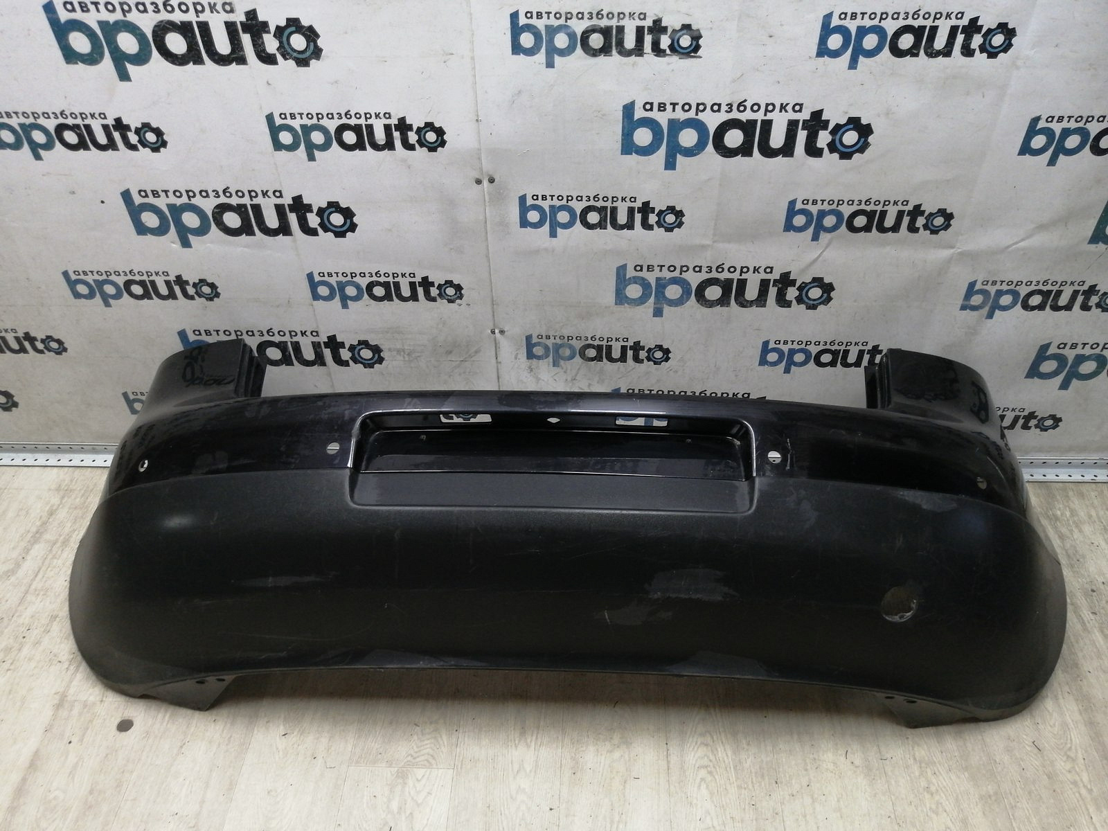 Пример детали Бампер задний; под паркт. (1K6807421); Volkswagen Golf V HB 5D (2003- 2008), V HB 3D (2003- 2008) /AA045072/ БУ; Оригинал; Р1, Мелкий дефект; 