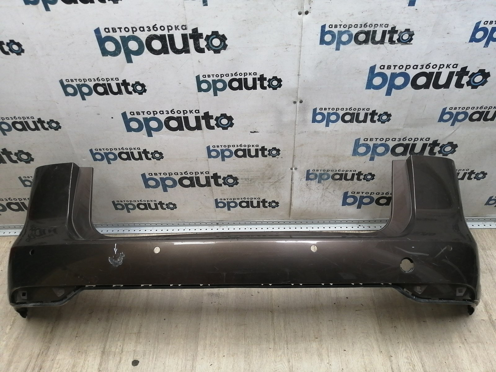 Пример детали Бампер задний; под паркт. (1T0807417K); Volkswagen Touran II (2010-2015) /AA046225/ БУ; Оригинал; Р1, Мелкий дефект; ДхШхВ 1,85х0,6х0,5; 