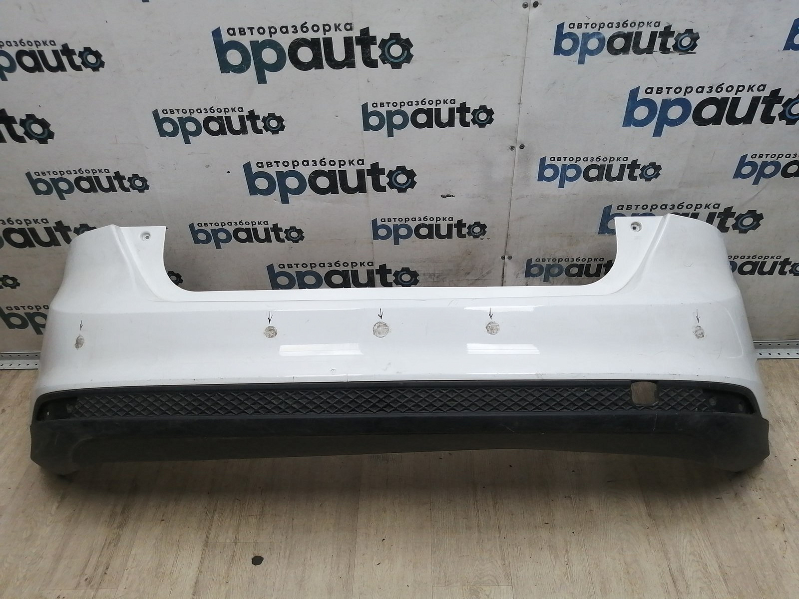 Пример детали Бампер задний; без паркт. (BM51-A17906-AGW); Ford Focus III Hatchback (2011- 2015) /AA046063/ БУ; Оригинал; Р1, Мелкий дефект; ДхШхВ 1,82х0,5х0,52; 