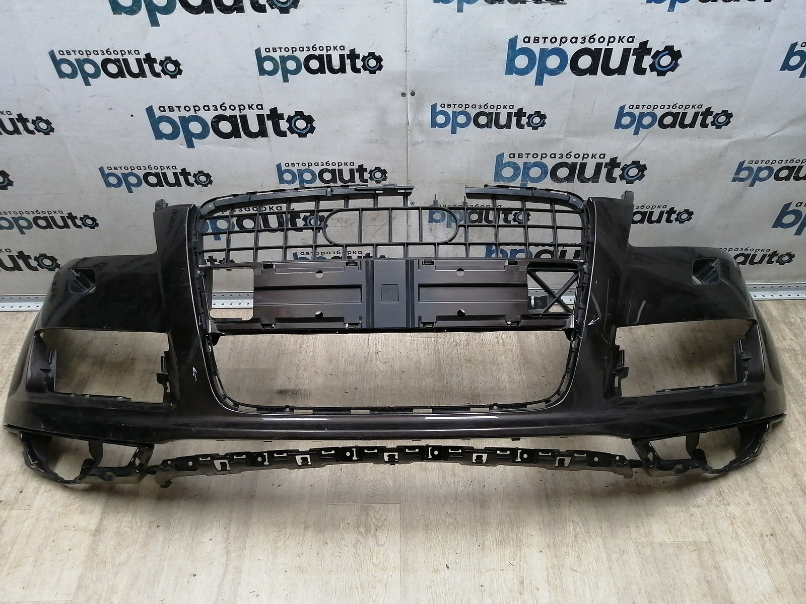Пример детали Бампер передний; под паркт.; под омыват. (4L0 807 437 H); Audi Q7 I рест. (2010-2015) /AA045529/ БУ; Оригинал; Р1, Мелкий дефект; 