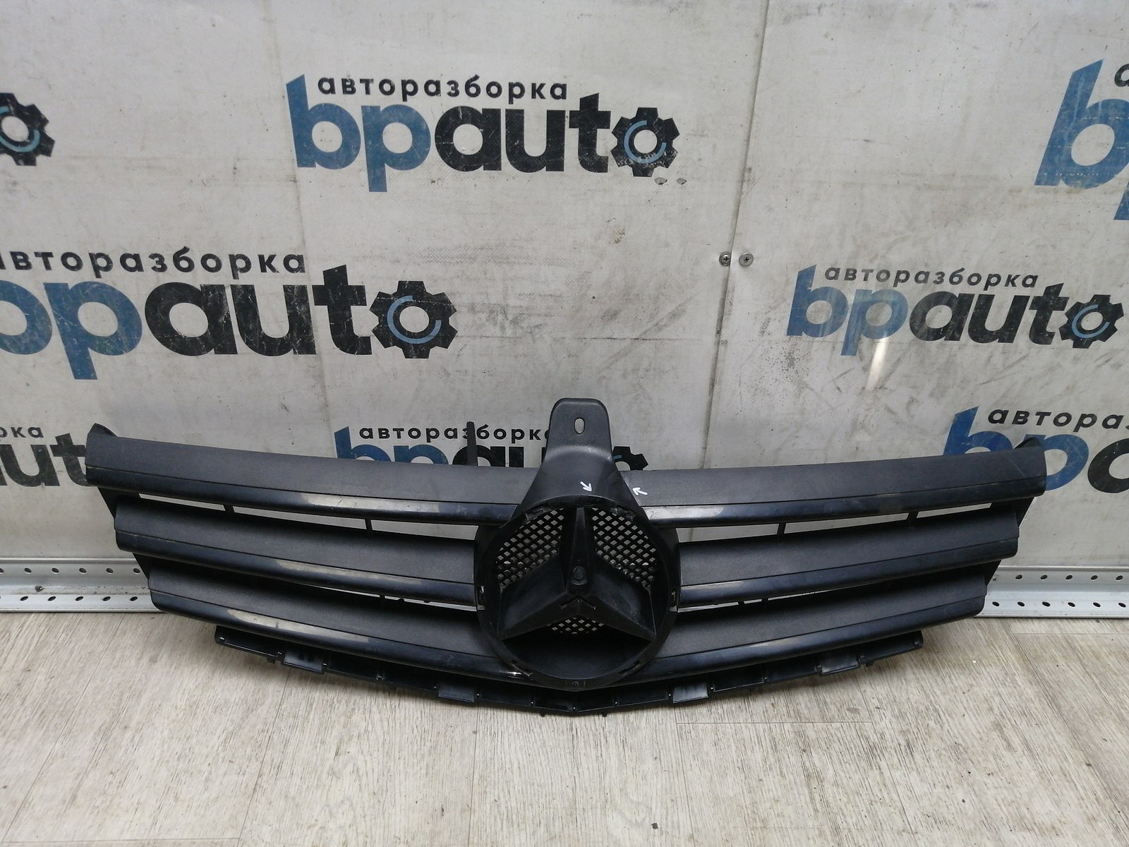 Фотография детали AA045452; Решетка радиатора (A1698801583) для Mercedes-Benz A-klasse II рест. (W169) (2008-2012)/БУ; Оригинал; Р1, Мелкий дефект; . Фото номер 1