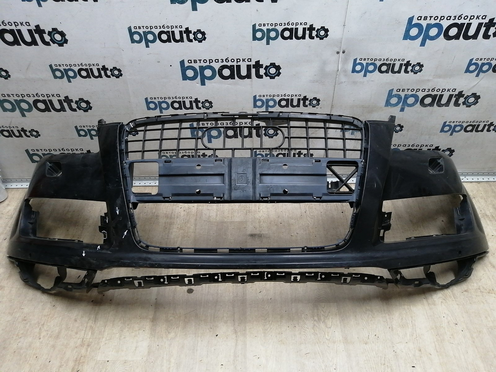 Пример детали Бампер передний; под паркт.; под омыват. (4L0 807 437 H); Audi Q7 I рест. (2010-2015) /AA045533/ БУ; Оригинал; Р1, Мелкий дефект; 