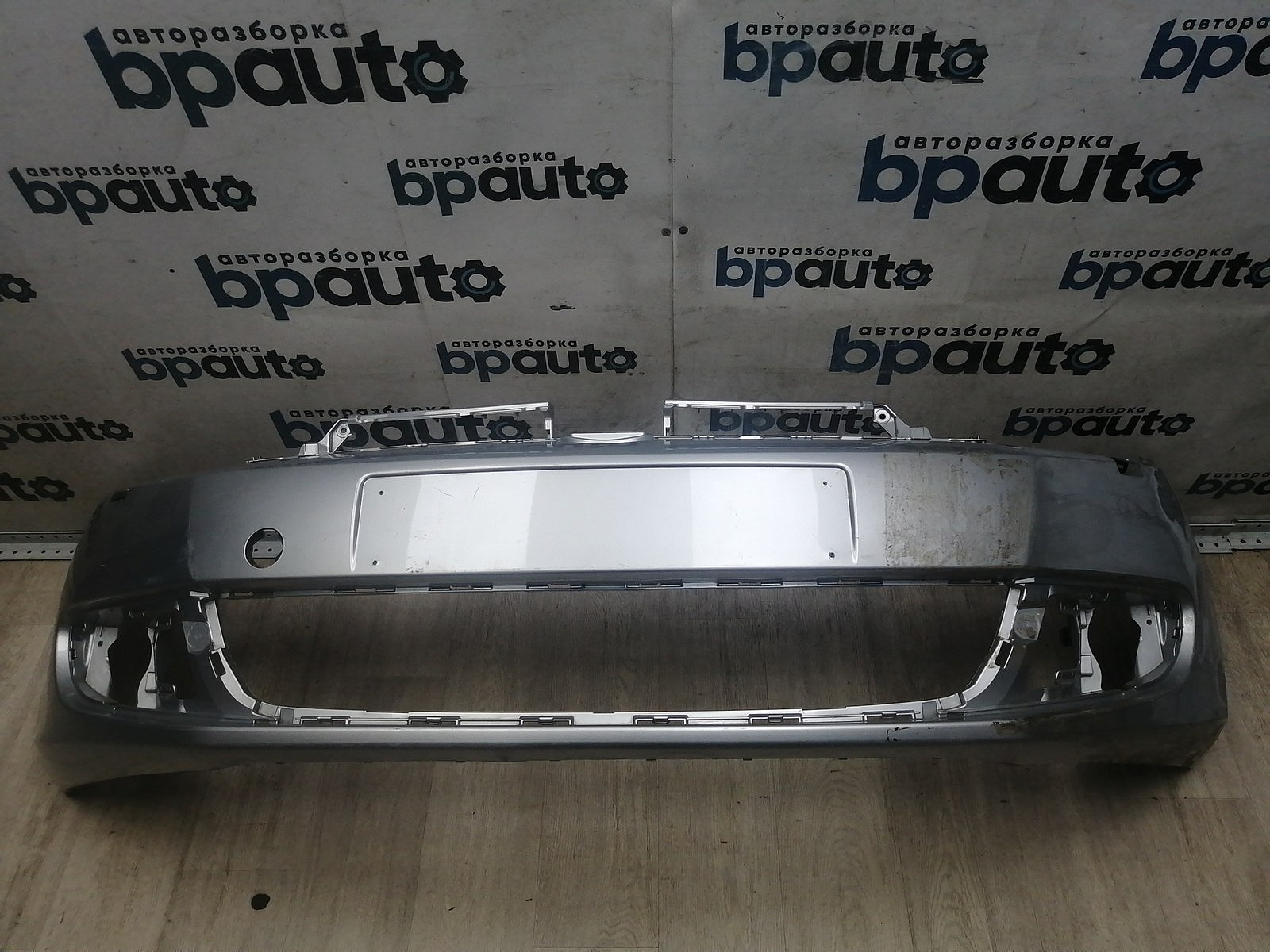 Пример детали Бампер передний; без паркт.; под омыват. (5K0807221); Volkswagen Golf VI HB 5D (2008- 2012), VI HB 3D (2008- 2012) /AA045979/ БУ; Оригинал; Р1, Мелкий дефект; 