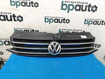 Пример детали Решетка радиатора (6RU853653B); Volkswagen Polo V рест. Sedan (2015-2020) /AA027800/ БУ; Оригинал; Р2, Удовлетворительное; 