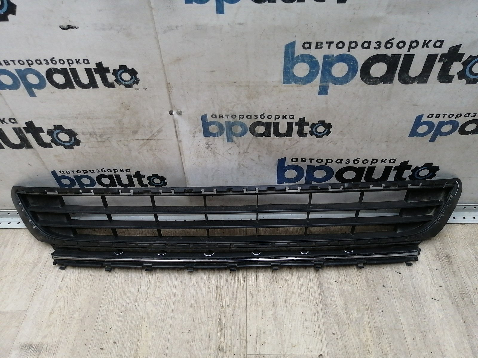 Фотография детали AA046151; Решетка переднего бампера (5G0853677A) для Volkswagen Golf/БУ; Оригинал; Р1, Мелкий дефект; . Фото номер 1