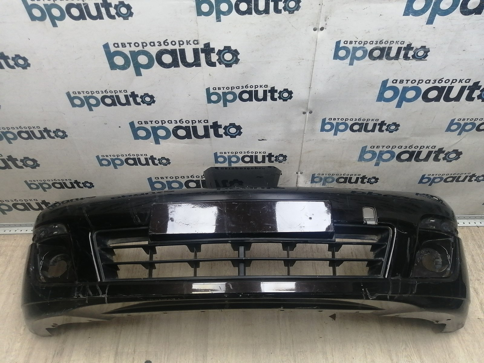 Пример детали Бампер передний; без паркт.; под омыват. (62022-EM00H); Nissan Tiida I Sedan (2004-2010), I HB (2004-2010), I рест. Sedan (2010-2013), I рест. HB (2010-2013) /AA045991/ БУ; Оригинал; Р1, Мелкий дефект; 