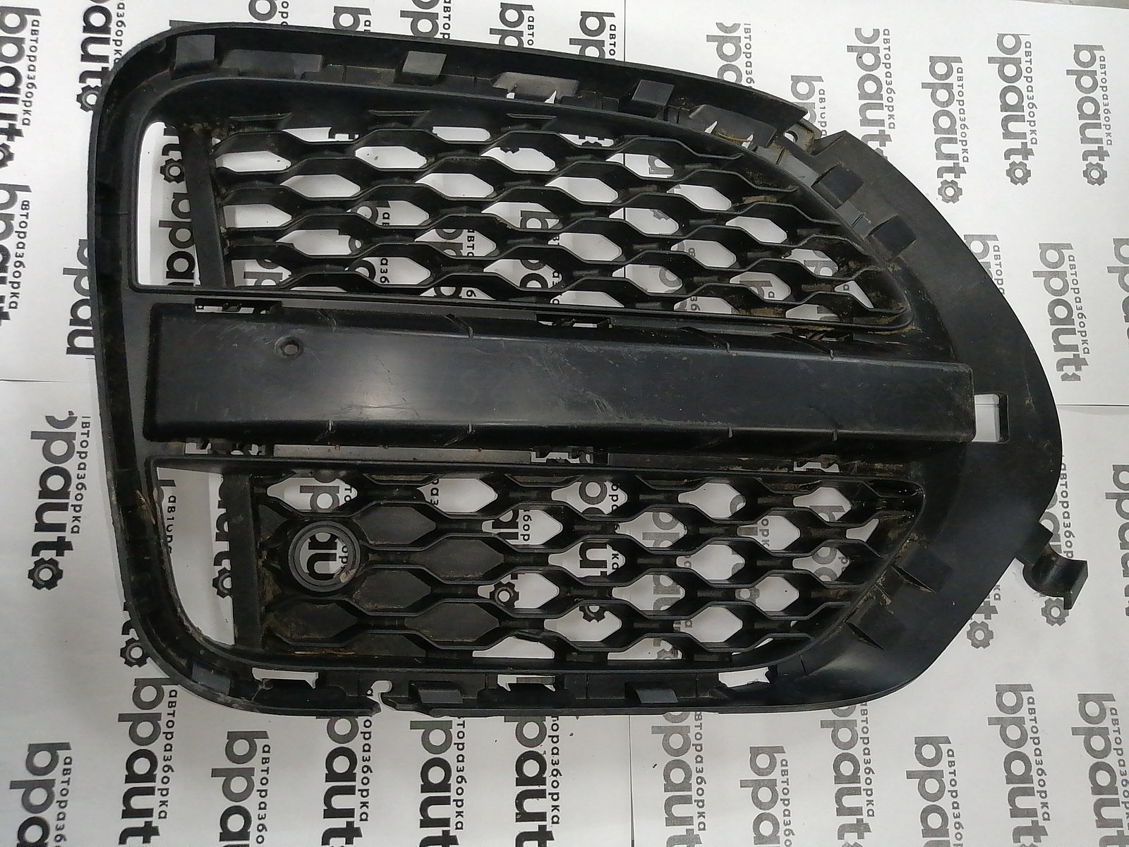Фотография детали AA045550; Решетка переднего бампера правая; под паркт. (HK83-8B289-BA) для Jaguar F-Pace I (2016-2020)/БУ; Оригинал; Р0, Хорошее; . Фото номер 1