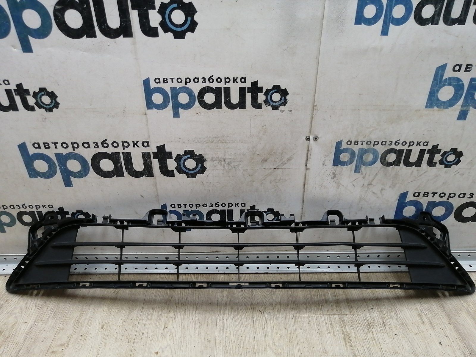 Пример детали Решетка переднего бампера (GHP9-501T1); Mazda 6 III (GJ) (2012-2015) /AA045277/ БУ; Оригинал; Р1, Мелкий дефект; 