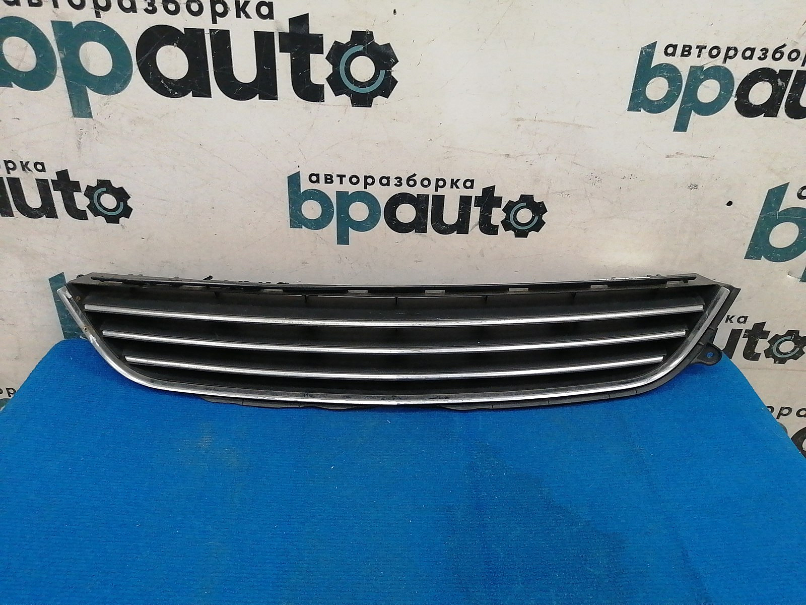 Фотография детали AA039503; Решетка переднего бампера (13247306) для Opel Zafira B рест. (2008 - 2014)/БУ; Оригинал; Р3, Под восстановление; . Фото номер 1