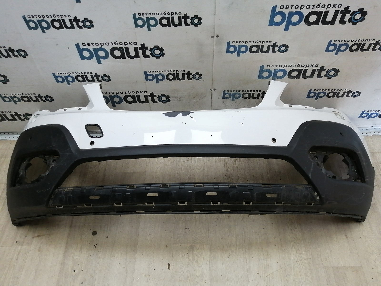 Пример детали Бампер передний; под паркт.; под омыват. (95122388); Opel Mokka (2012 - 2015) /AA044919/ БУ; Оригинал; Р1, Мелкий дефект; 