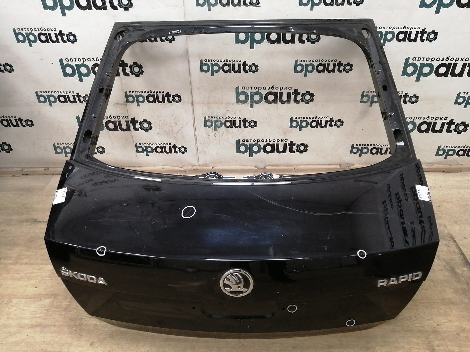 Фотография детали AA038827; Крышка багажника (5JA827219) для Skoda Rapid/БУ; Оригинал; Р1, Мелкий дефект; . Фото номер 1