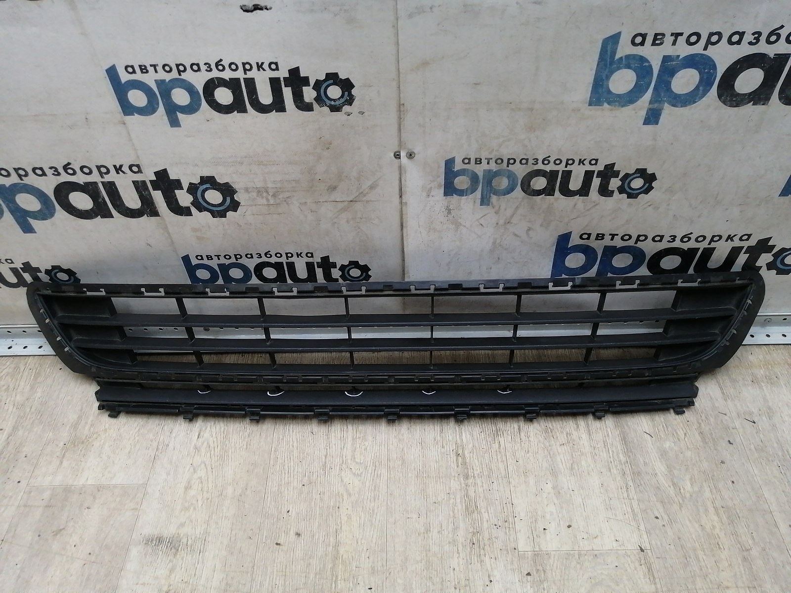 Фотография детали AA046153; Решетка переднего бампера (5G0853677) для Volkswagen Golf/БУ; Оригинал; Р1, Мелкий дефект; . Фото номер 1