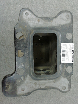 Фотография детали AA009925; Кронштейн усилителя переднего бампера левый, домик (22742367) для Opel Antara/БУ; Оригинал; Р0, Хорошее; . Фото номер 1
