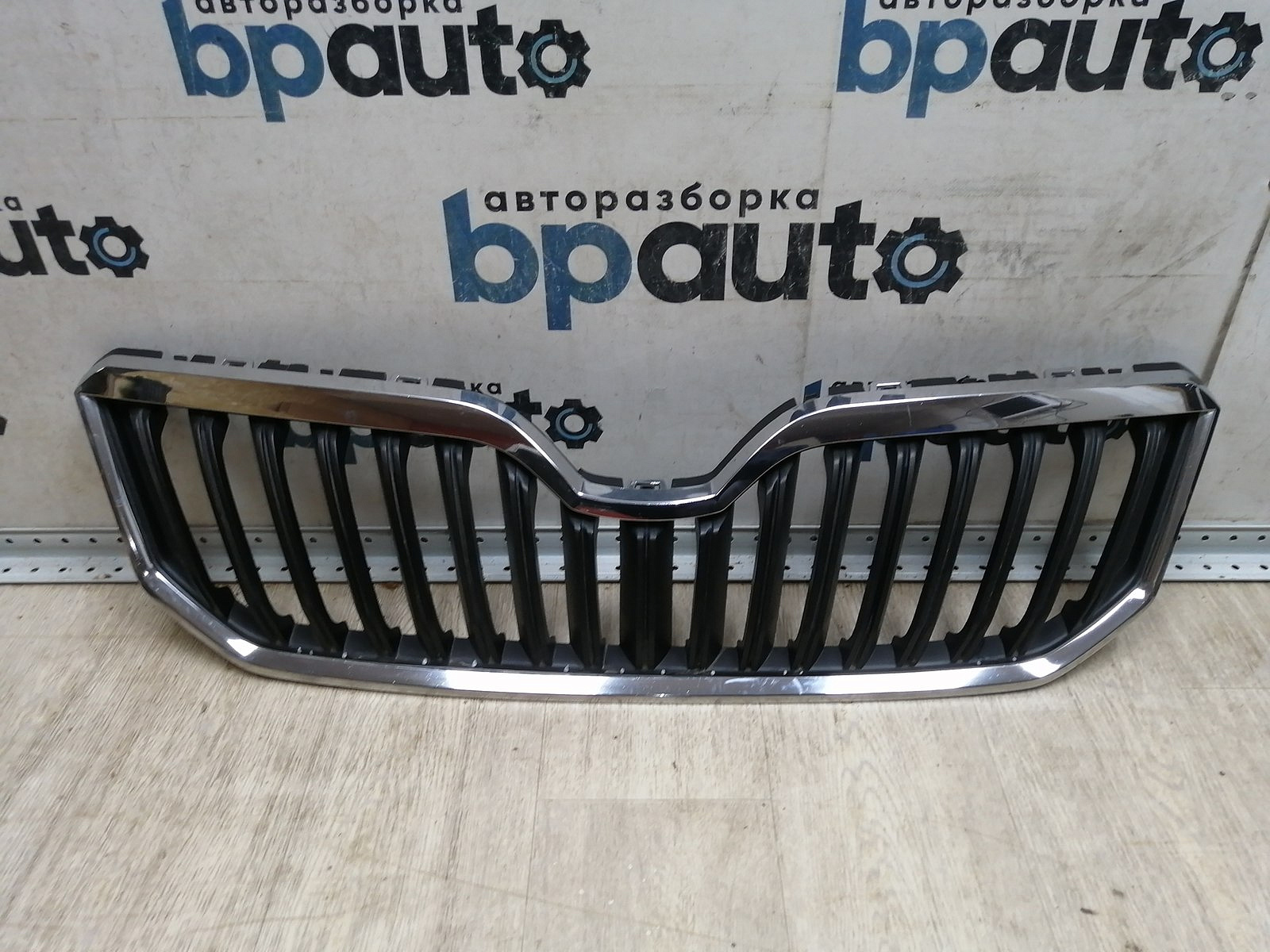 Фотография детали AA045112; Решетка радиатора (5L0853668B) для Skoda Yeti I рест. (2013-2018)/БУ; Оригинал; Р2, Удовлетворительное; . Фото номер 1