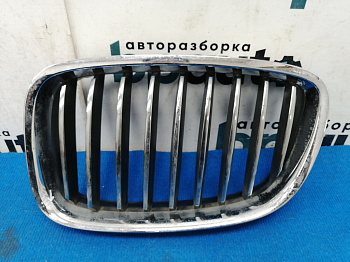 Пример детали Решетка радиатора левая (51137200169); BMW 5 серия VI GT (F07) (2009-2013) /AA023760/ БУ; Оригинал; Р1, Мелкий дефект; 